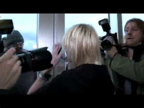 taylor momsen running from paparazzi|taylor momsen paparazzi escape.